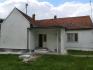 Na prodaju kuća u s. Jamena, opština Šid, 100 m2 stambenog prostora sa pomoćnim zgradama na otprilke 6 ari: 2 ...